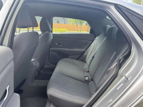 Used 2022 Hyundai Elantra SEL image 10