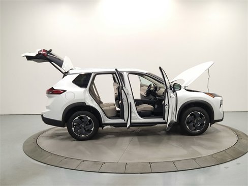Used 2024 Nissan Rogue SV image 15