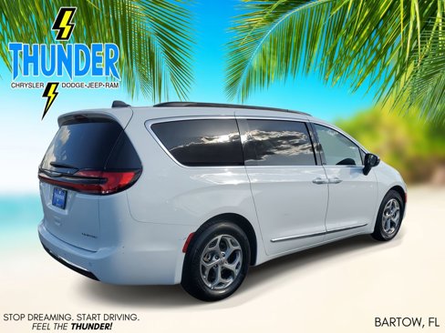 Used 2023 Chrysler Pacifica Limited image 7