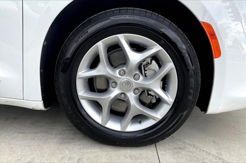 Used 2019 Chrysler Pacifica Touring-L Plus w/ Tire & Wheel Group image 22