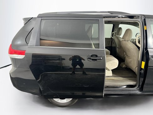 Used 2013 Toyota Sienna LE image 29
