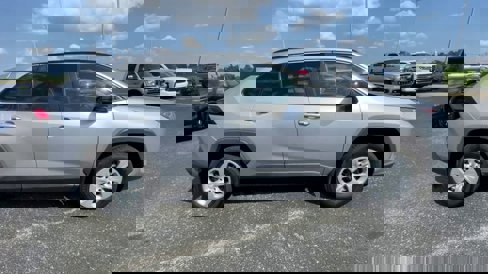 Used 2021 Toyota RAV4 LE image 2