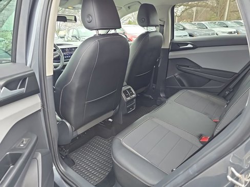 Certified 2022 Volkswagen Taos SE image 13