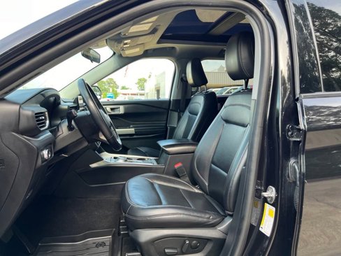 Used 2021 Ford Explorer XLT w/ Equipment Group 202A image 10