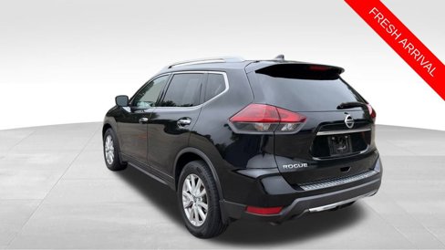 Used 2018 Nissan Rogue SV image 2