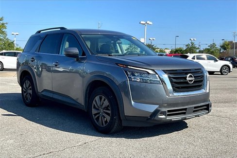 Used 2022 Nissan Pathfinder SV image 2