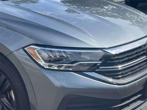 Used 2023 Volkswagen Jetta SE image 9