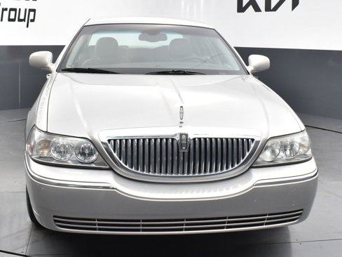 Used 2005 Lincoln Town Car Signature image 8
