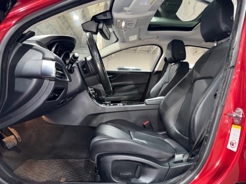 Used 2018 Jaguar XE Premium image 47