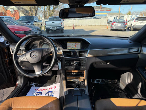Used 2010 Mercedes-Benz E 550 4MATIC Sedan image 13