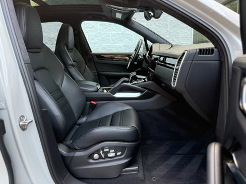 Used 2021 Porsche Cayenne Turbo S image 38