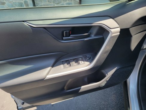 Used 2019 Toyota RAV4 LE image 17