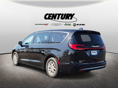 Used 2024 Chrysler Pacifica Touring-L image 6