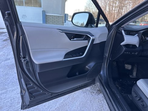 Used 2022 Toyota RAV4 XLE Premium image 11