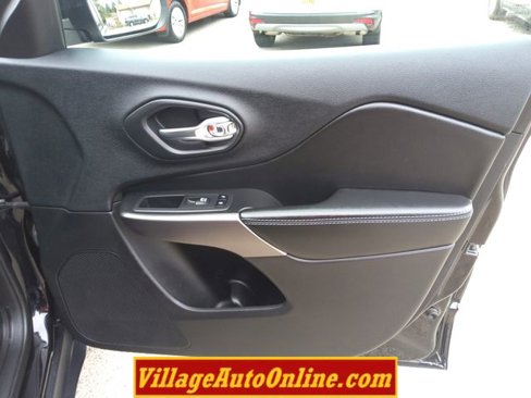 Used 2019 Jeep Cherokee Latitude Plus w/ Cold Weather Group image 32