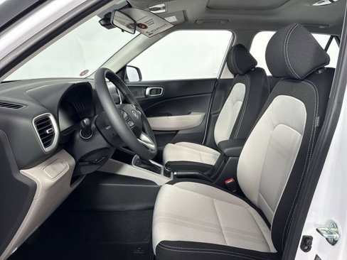 New 2025 Hyundai Venue SEL image 18