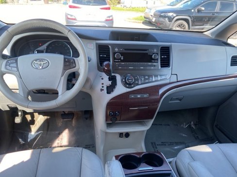 Used 2011 Toyota Sienna XLE image 7