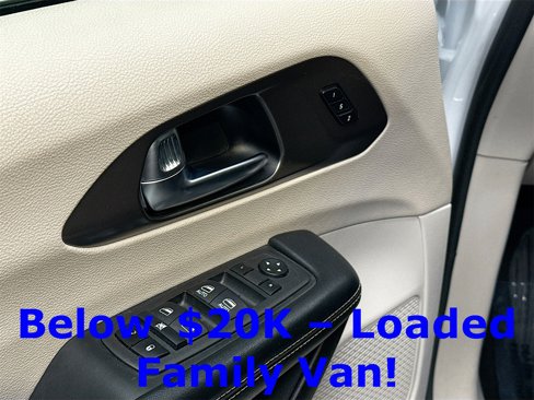 Used 2022 Chrysler Pacifica Touring-L image 17