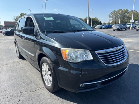 Used 2014 Chrysler Town & Country Touring image 4