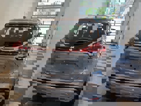 Used 2022 Nissan Kicks SV image 4