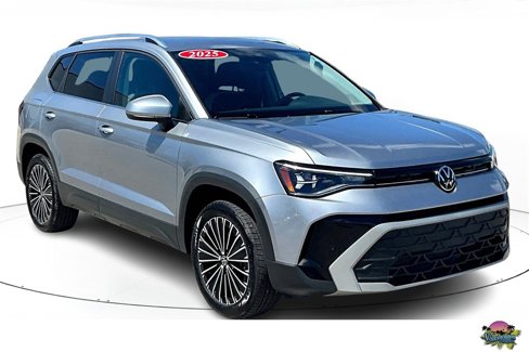 Certified 2025 Volkswagen Taos SE image 1