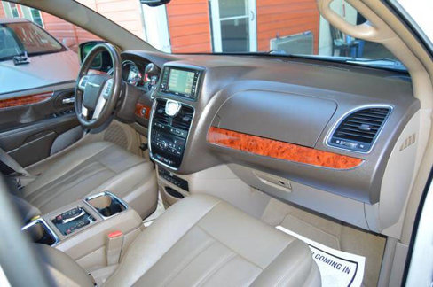 Used 2016 Chrysler Town & Country Touring-L image 17