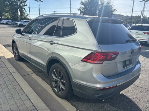 Used 2022 Volkswagen Tiguan SE w/ Panoramic Sunroof Package image 5