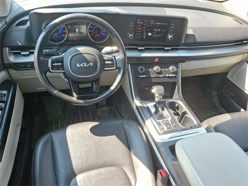 Used 2023 Kia Carnival LX image 10