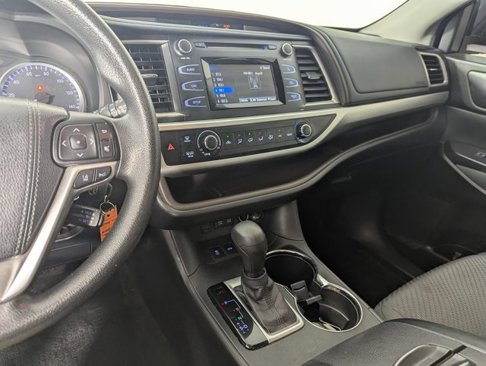 Used 2017 Toyota Highlander LE image 13