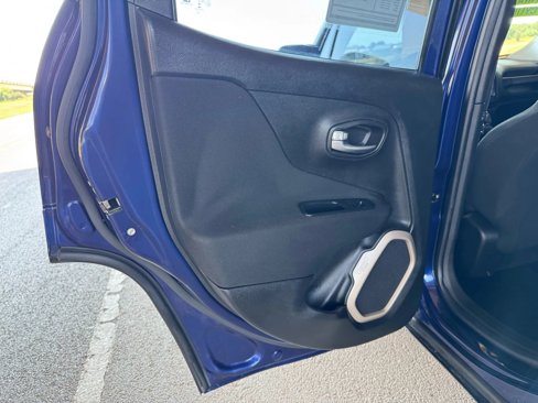 Used 2016 Jeep Renegade Sport w/ Power & Air Group image 18
