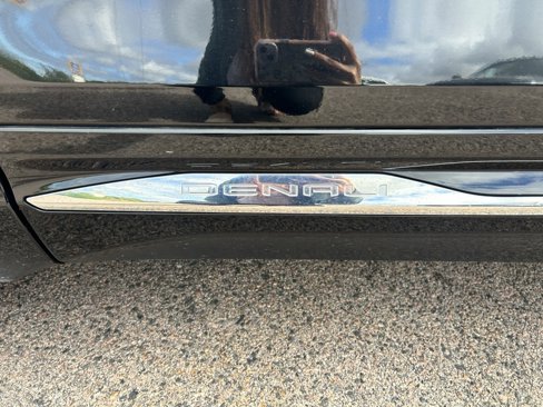 Used 2022 GMC Terrain Denali w/ Black Diamond Edition image 8