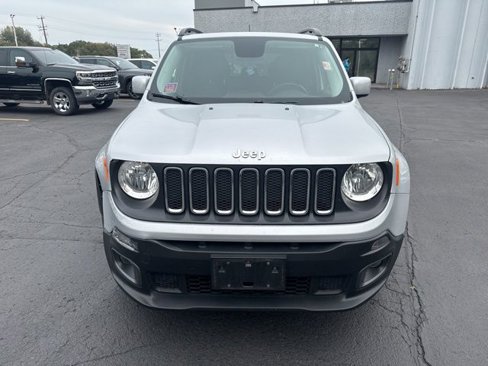 Used 2017 Jeep Renegade Latitude w/ Cold Weather Group image 2