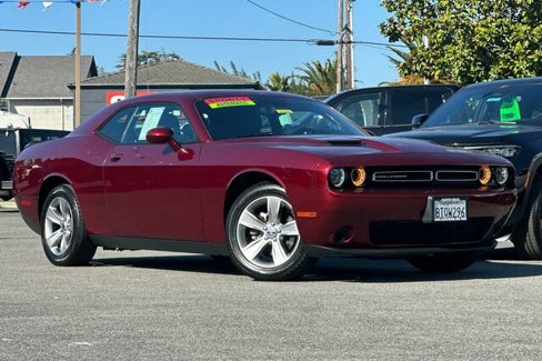 Used 2019 Dodge Challenger SXT image 2