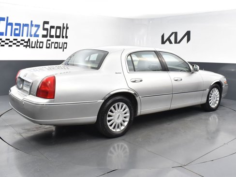 Used 2005 Lincoln Town Car Signature image 5