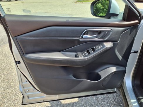 Used 2021 Nissan Rogue SL w/ Premium Package image 14