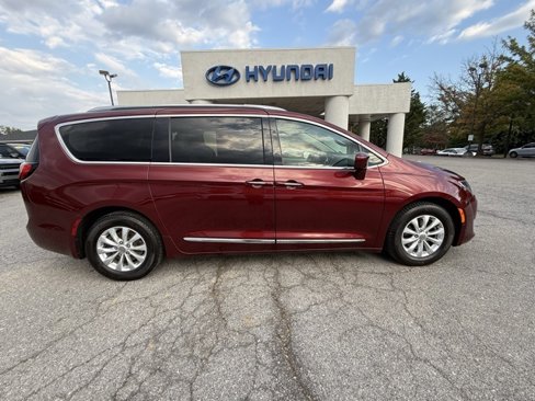 Used 2018 Chrysler Pacifica Touring-L Plus image 2