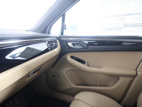 New 2025 Porsche Macan image 14