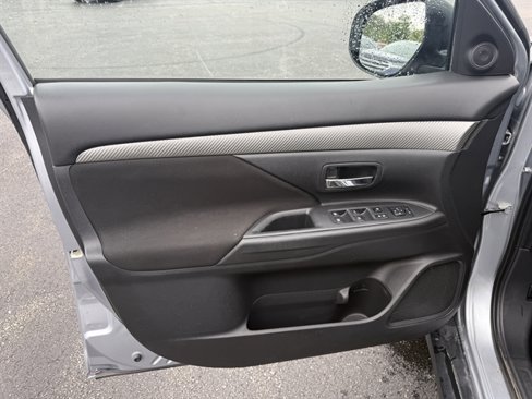 Used 2017 Mitsubishi Outlander SE image 10