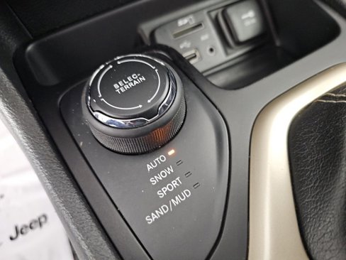 Used 2017 Jeep Cherokee Latitude w/ Cold Weather Group image 20