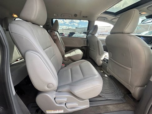 Used 2018 Toyota Sienna XLE image 39