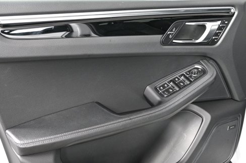 Certified 2025 Porsche Macan image 6