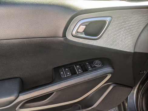 Used 2023 Kia Soul LX image 15