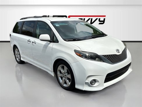 Used 2017 Toyota Sienna SE image 1