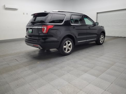 Used 2017 Ford Explorer XLT w/ Equipment Group 202A image 9