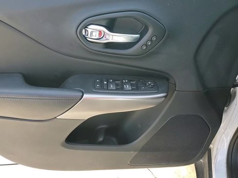 Used 2019 Jeep Cherokee Limited image 12