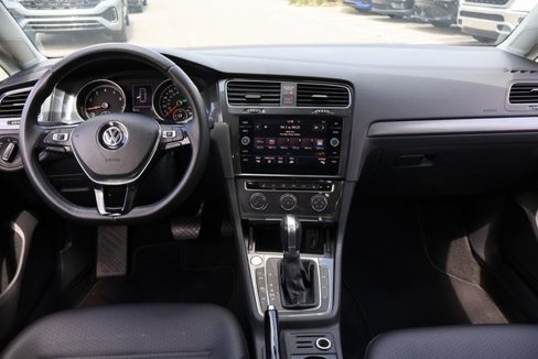 Used 2018 Volkswagen Golf SE image 11