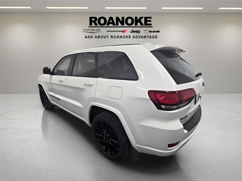 Used 2022 Jeep Grand Cherokee Laredo X image 3