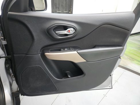 Used 2017 Jeep Cherokee Latitude image 27