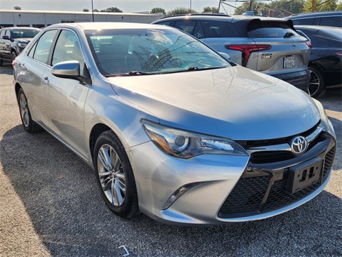 Used 2015 Toyota Camry SE image 1