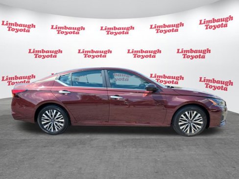 Used 2024 Nissan Altima 2.5 SV image 2